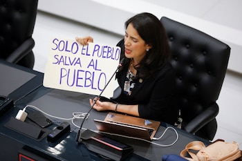 Заместитель Клаудия Ортис держит