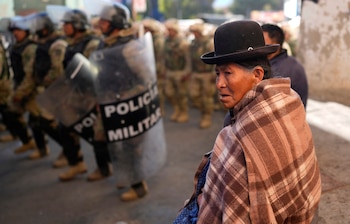 Женщина наблюдает