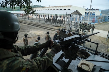 Архив - солдаты входят