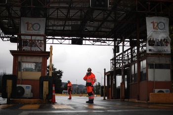 Сотрудники службы безопасности