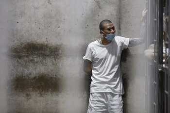 Более восьмидесяти тысяч человек