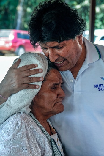 Из своего убежища он продолжает вести