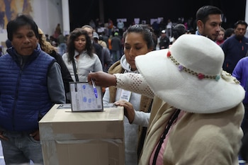 Женщина голосует в это воскресенье,