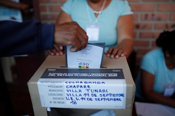 Человек голосует в это воскресенье,