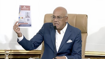 Хорхе Родригес показывает фото