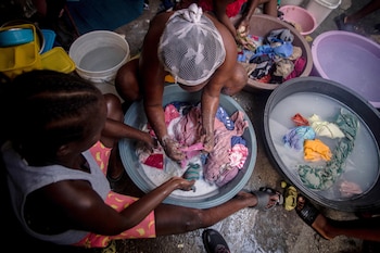 Фотография женщин стирания одежды