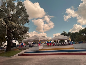 Даже на площади