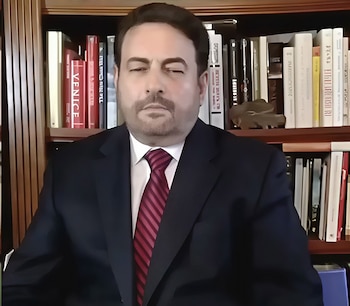 Политический аналитик, специалист в