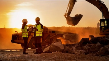 Изображение работников, работающих над