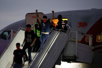 Человек делает жест