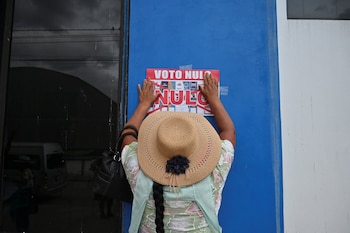 Женщина проводит кампанию за