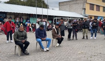 На изображении три