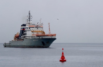 Три амфибийных штурмовых корабля,