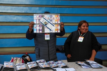 Работник избирателей показывает