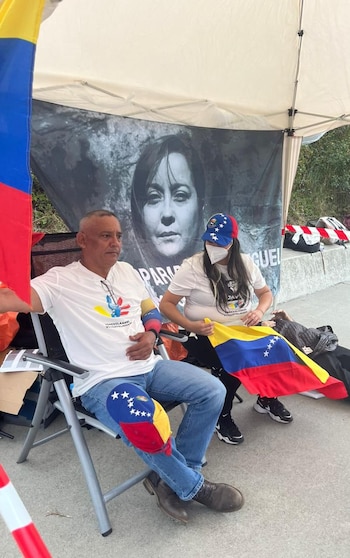 Протестующие установили палатку