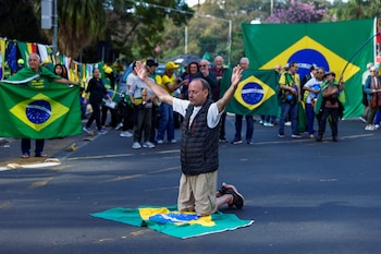 Менеджер встает на колени на