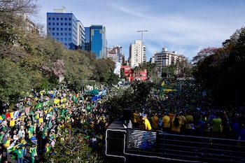 Тысячи бразильцев также