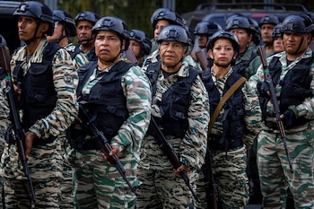 Венесуэльские военные участвуют во время