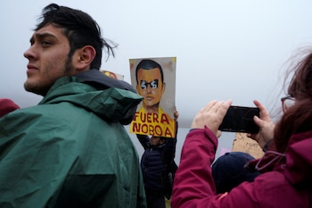 Протестующий держит плакат