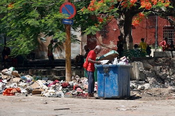 Человек смотрит в