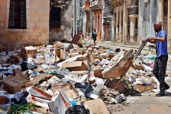 К накоплению мусора,