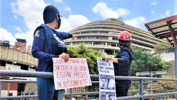 Геликоид (на заднем плане)