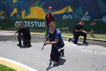 Мужчины держат оружие во время