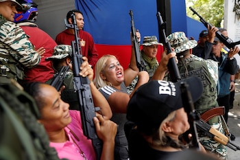 Гражданские лица держат оружие, пока члены