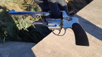 Пелон бросил рюкзак