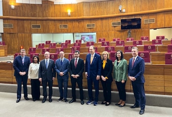 Верн Бьюкенен руководил делегацией