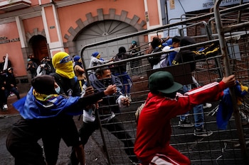 Протестующие сбивают баррикаду во время