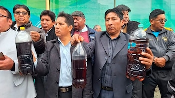 Водители показывают отложения в бутылках