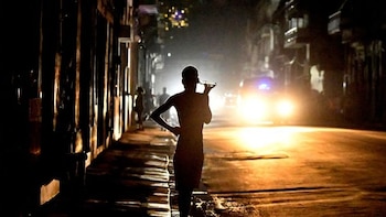 Человек останавливается в