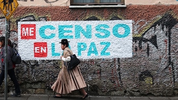 Женщина Аймара идет впереди