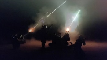 Солдаты стреляют в тяжелую артиллерию во время