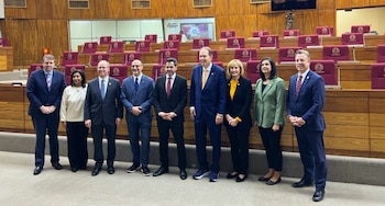 Верн Бьюкенен руководил делегацией