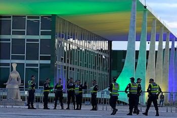 Охранники следят за