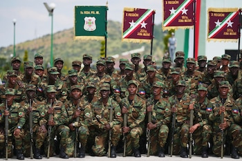 Гаитянские солдаты позируют для