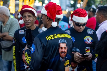 Три человека с одеждой, которые