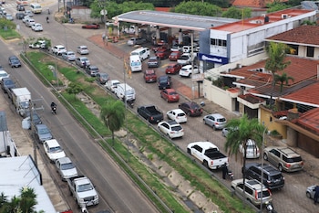 Автомобили ждут заправки топливом