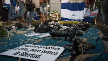 Демонстрация коммуникаторов против