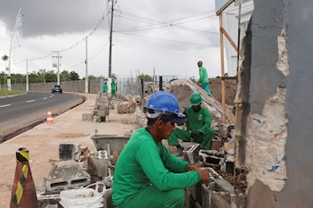 Люди работают над приготовлениями