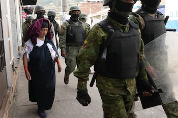 Сотрудники полиции приезжают в