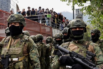 Демонстранты укрываются у Дома