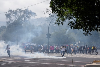 Протестующие реагируют возле