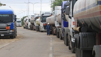 Рядом идет мужчина