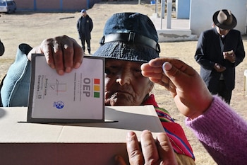 Женщина из числа коренных народов бросает ее