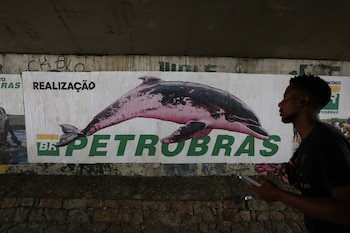 Рядом идет мужчина