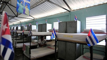 Кубинские флаги висят на