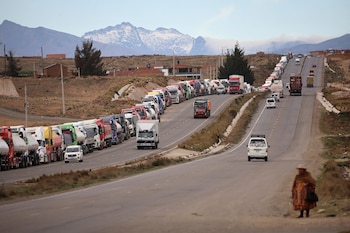 Длинная очередь грузовиков
